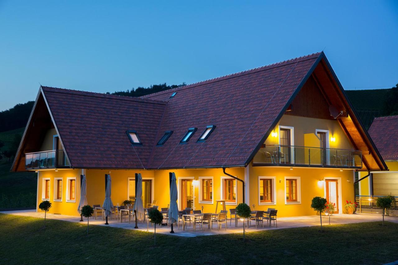 Weingut-Gaestezimmer Uhl Ratsch an der Weinstrasse Exterior photo