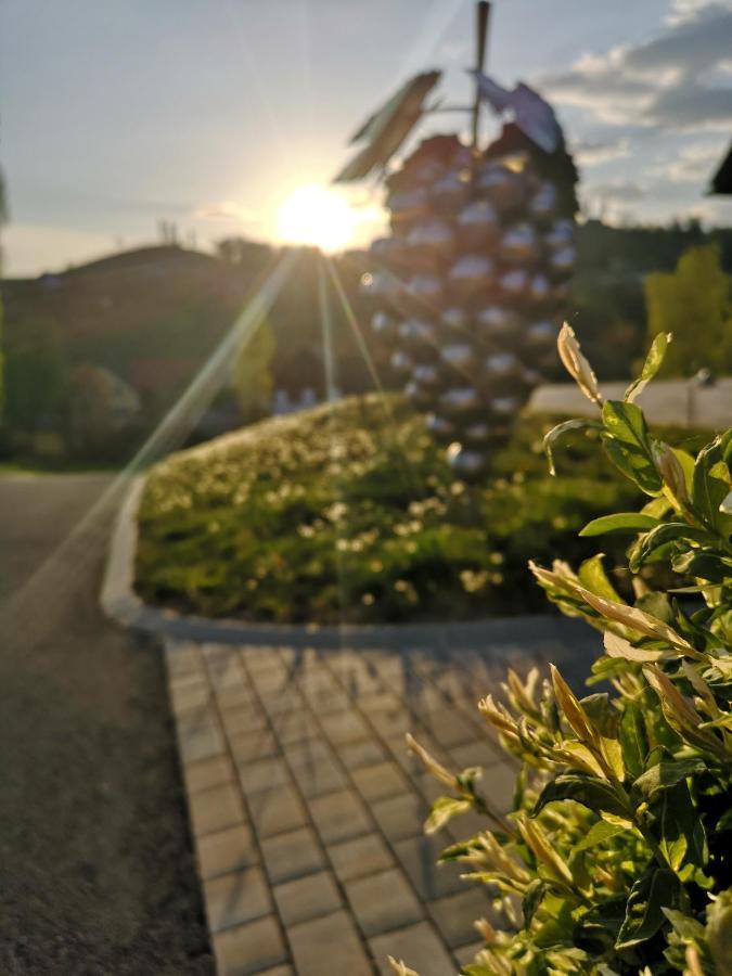 Weingut-Gaestezimmer Uhl Ratsch an der Weinstrasse Exterior photo